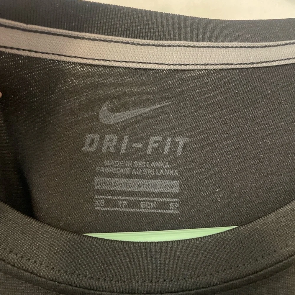 Nike Dri-FIT women’s – Size XS Black Short Sleeve Athletic Top (M9)✨